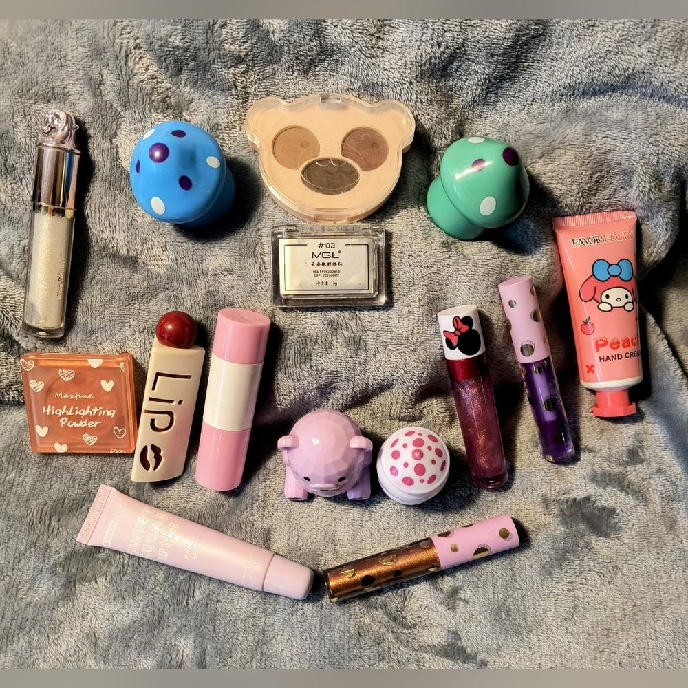 MISCELLANEOUS FUN TEEN COSMETIC MAKEUP 15 PC BUNDLE -PERFEXT STOCKING STUFFERS